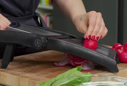 Фото шага рецепта Салат с нутом редиской и абрикосовой заправкой 152540 шаг 3  