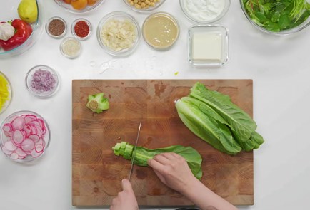 Фото шага рецепта Салат с нутом редиской и абрикосовой заправкой 152540 шаг 4  