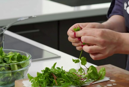 Фото шага рецепта Салат с нутом редиской и абрикосовой заправкой 152540 шаг 5  