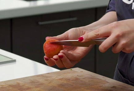 Фото шага рецепта Салат с нутом редиской и абрикосовой заправкой 152540 шаг 6  