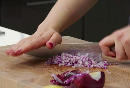 Фото шага рецепта Салат с нутом редиской и йогуртовой заправкой 152541 шаг 1