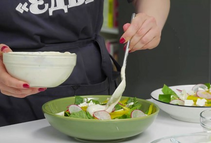 Фото шага рецепта Салат с нутом редиской и йогуртовой заправкой 152541 шаг 10