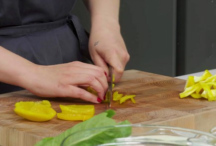 Фото шага рецепта Салат с нутом редиской и йогуртовой заправкой 152541 шаг 2