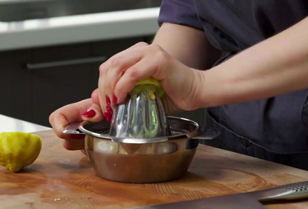 Фото шага рецепта Салат с нутом редиской и йогуртовой заправкой 152541 шаг 6