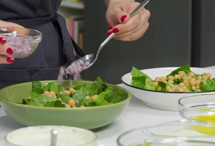 Фото шага рецепта Салат с нутом редиской и йогуртовой заправкой 152541 шаг 9