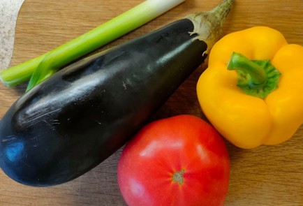 Фото шага рецепта Салат с обжаренными баклажанами 189128 шаг 1  
