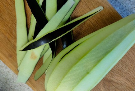 Фото шага рецепта Салат с обжаренными баклажанами 189128 шаг 2  