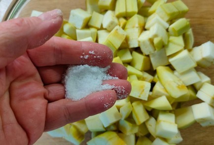 Фото шага рецепта Салат с обжаренными баклажанами 189128 шаг 5  