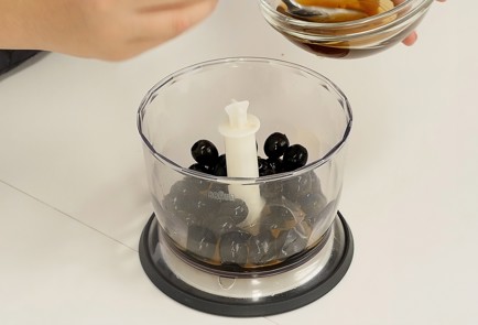 Фото шага рецепта Салат с осьминогом и тапенадом 114336 шаг 2  