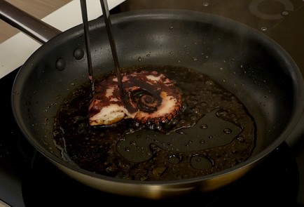 Фото шага рецепта Салат с осьминогом и тапенадом 114336 шаг 6  