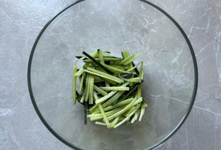 Фото шага рецепта Салат с отварной говядиной и горячим маслом 186554 шаг 2  