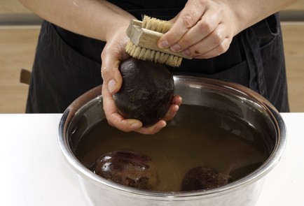 Фото шага рецепта Салат с печеной свеклой и фетой 152776 шаг 1  