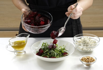 Фото шага рецепта Салат с печеной свеклой и фетой 152776 шаг 10  