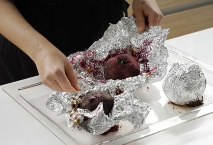 Фото шага рецепта Салат с печеной свеклой и фетой 152776 шаг 3  