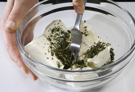 Фото шага рецепта Салат с печеной свеклой и фетой 152776 шаг 6  