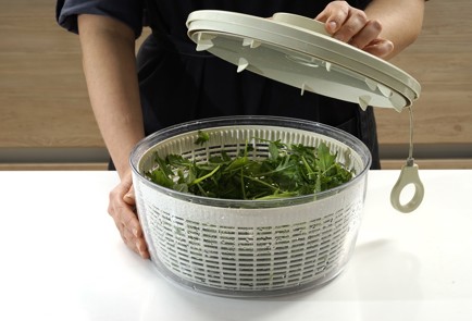 Фото шага рецепта Салат с печеной свеклой и фетой 152776 шаг 8  