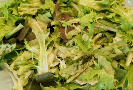 Фото шага рецепта Салат с печенью трески и перепелиными яйцами 152577 шаг 2  