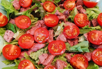 Фото шага рецепта Салат с печенью трески и перепелиными яйцами 152577 шаг 5  