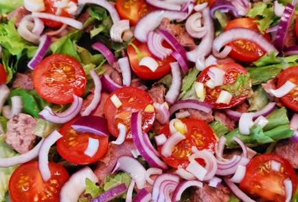 Фото шага рецепта Салат с печенью трески и перепелиными яйцами 152577 шаг 7  