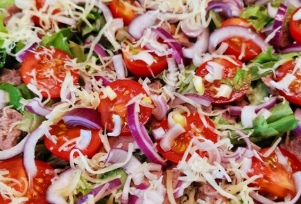 Фото шага рецепта Салат с печенью трески и перепелиными яйцами 152577 шаг 8  