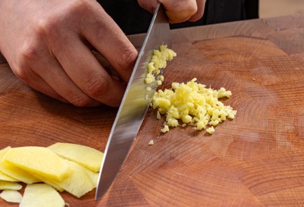 Фото шага рецепта Салат с печенью и медовым соусом 175902 шаг 2  