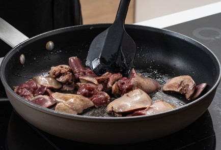 Фото шага рецепта Салат с печенью и медовым соусом 175902 шаг 6  