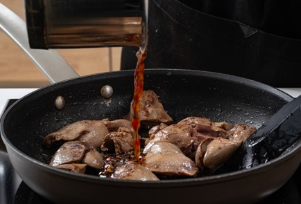 Фото шага рецепта Салат с печенью и медовым соусом 175902 шаг 7  