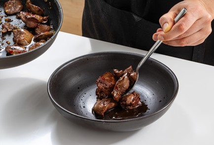 Фото шага рецепта Салат с печенью и медовым соусом 175902 шаг 8  