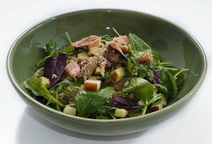 Фото шага рецепта Салат с печенью трески и копченой горбушей 153085 шаг 10  