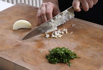 Фото шага рецепта Салат с печенью трески и копченой горбушей 153085 шаг 2  