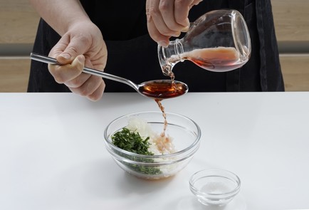 Фото шага рецепта Салат с печенью трески и копченой горбушей 153085 шаг 3  