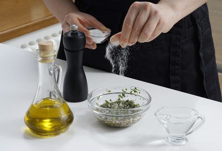 Фото шага рецепта Салат с печенью трески и копченой горбушей 153085 шаг 4  