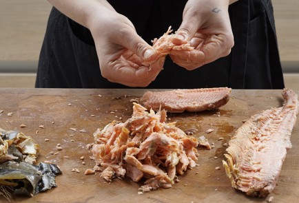 Фото шага рецепта Салат с печенью трески и копченой горбушей 153085 шаг 5  