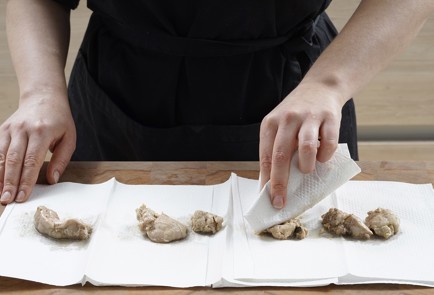 Фото шага рецепта Салат с печенью трески и копченой горбушей 153085 шаг 6  