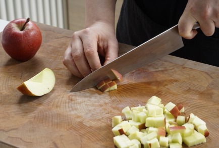 Фото шага рецепта Салат с печенью трески и копченой горбушей 153085 шаг 8  