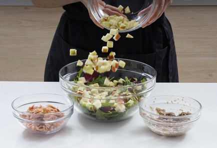 Фото шага рецепта Салат с печенью трески и копченой горбушей 153085 шаг 9  