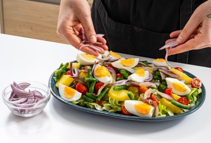 Фото шага рецепта Салат с печенью трески картофелем и фасолью 175752 шаг 12  