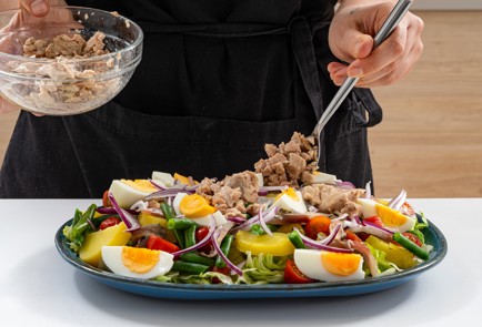 Фото шага рецепта Салат с печенью трески картофелем и фасолью 175752 шаг 13  