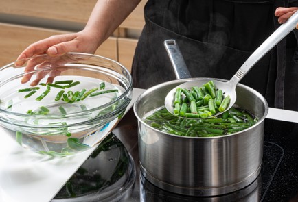 Фото шага рецепта Салат с печенью трески картофелем и фасолью 175752 шаг 4  