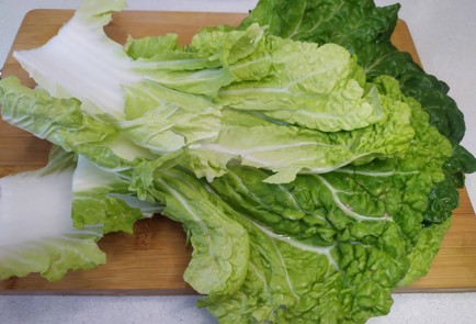 Фото шага рецепта Салат с пекинской капустой курицей и помидорами 191201 шаг 3  