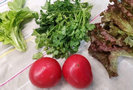 Фото шага рецепта Салат с перепелиными яйцами 186432 шаг 1  