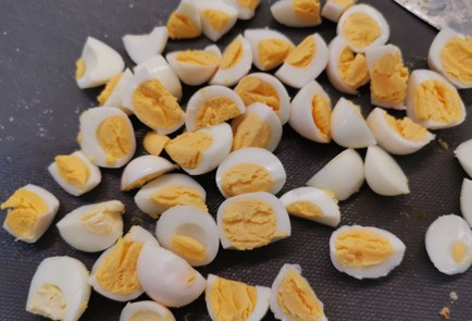 Фото шага рецепта Салат с перепелиными яйцами 186432 шаг 13  