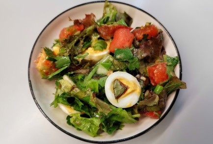 Фото шага рецепта Салат с перепелиными яйцами 186432 шаг 15  