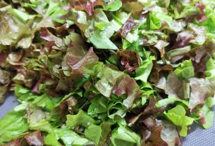 Фото шага рецепта Салат с перепелиными яйцами 186432 шаг 2  