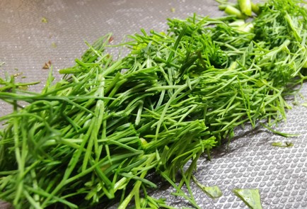 Фото шага рецепта Салат с перепелиными яйцами 186432 шаг 3  