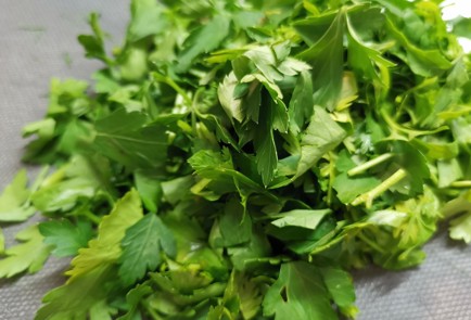 Фото шага рецепта Салат с перепелиными яйцами 186432 шаг 5  