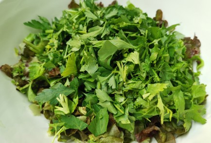 Фото шага рецепта Салат с перепелиными яйцами 186432 шаг 6  