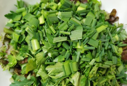 Фото шага рецепта Салат с перепелиными яйцами 186432 шаг 7  