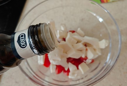 Фото шага рецепта Салат с помидорами черри и моцареллой 186703 шаг 5  