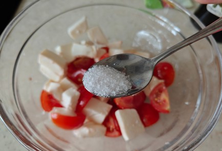 Фото шага рецепта Салат с помидорами черри и моцареллой 186703 шаг 6  